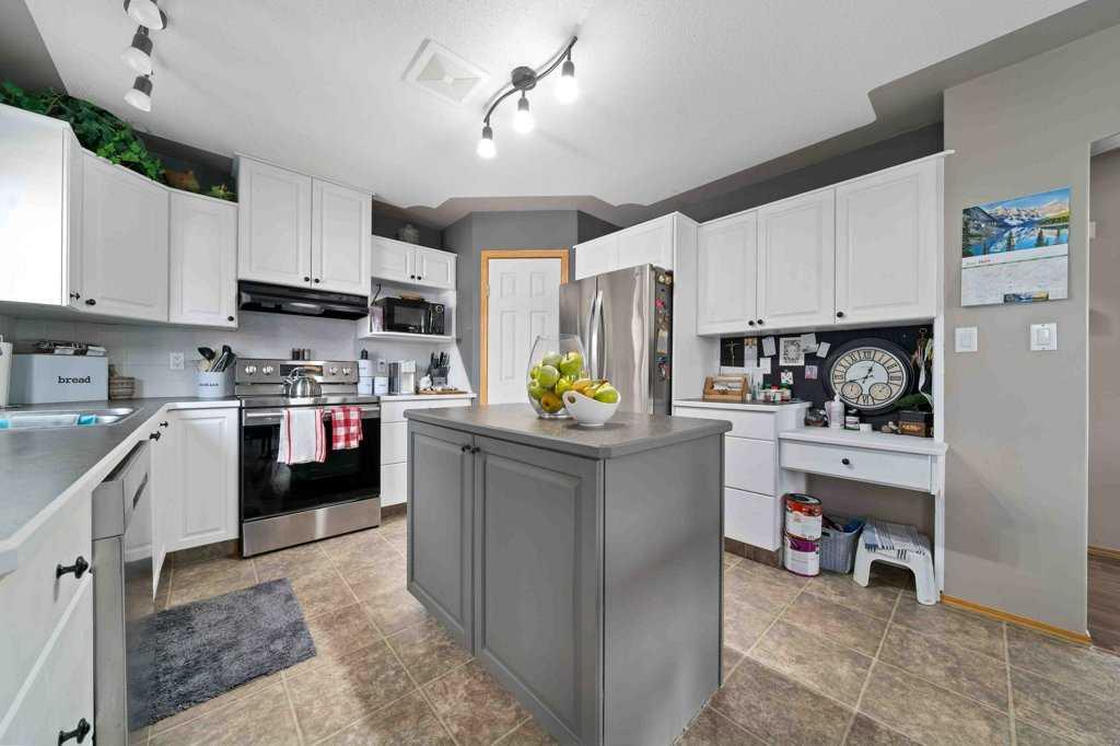 25 Stonegate Crescent SE