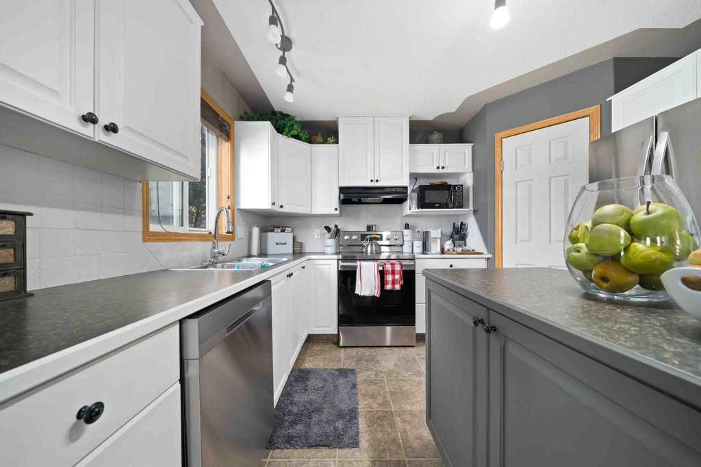 25 Stonegate Crescent SE