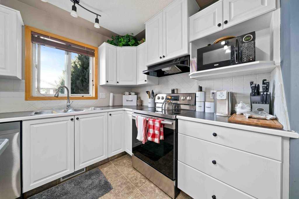 25 Stonegate Crescent SE