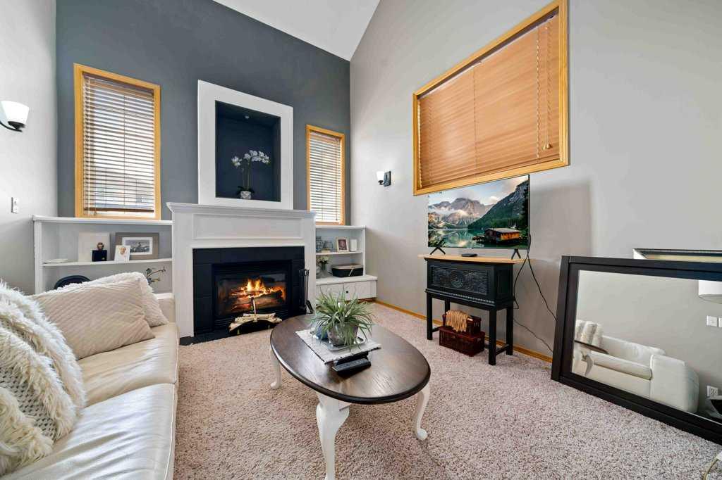 25 Stonegate Crescent SE