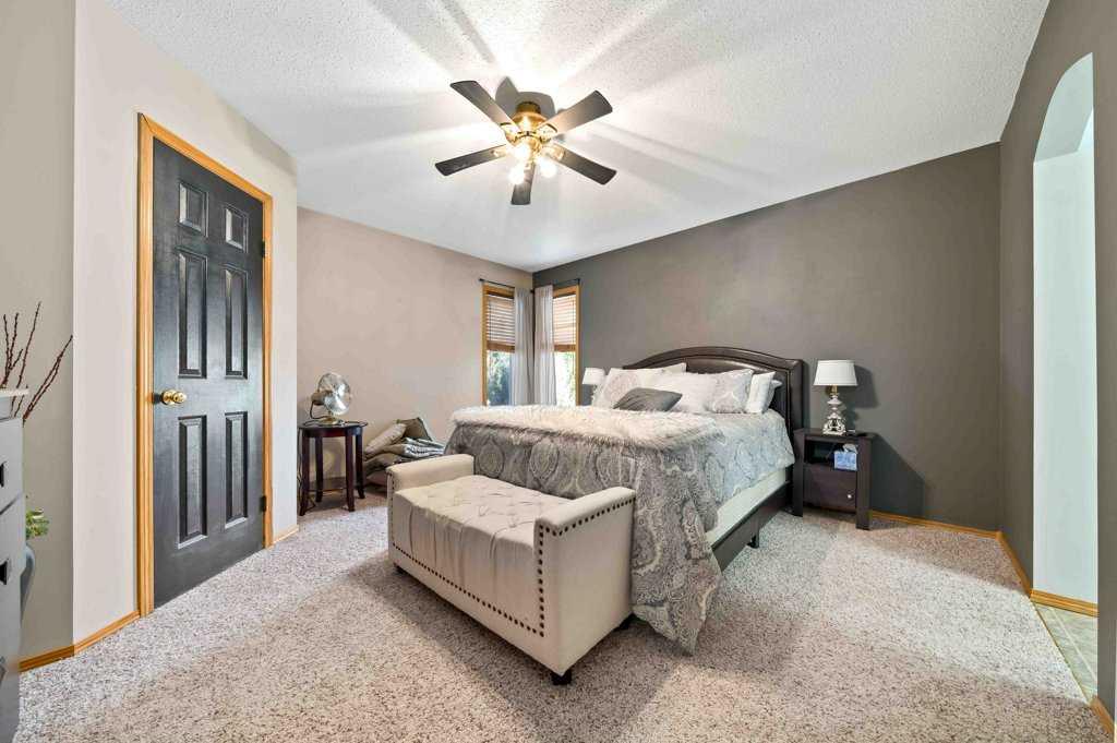 25 Stonegate Crescent SE