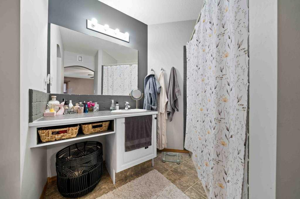 25 Stonegate Crescent SE