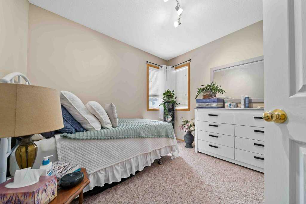 25 Stonegate Crescent SE