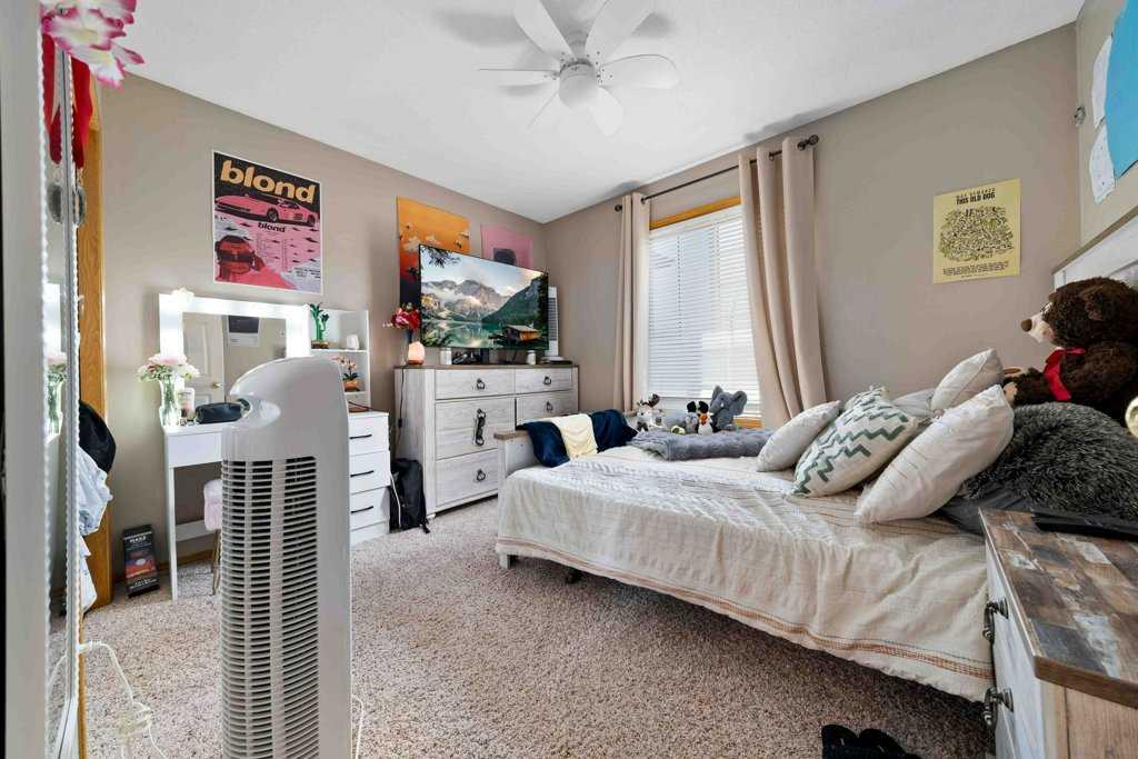 25 Stonegate Crescent SE