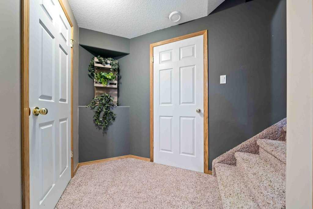 25 Stonegate Crescent SE