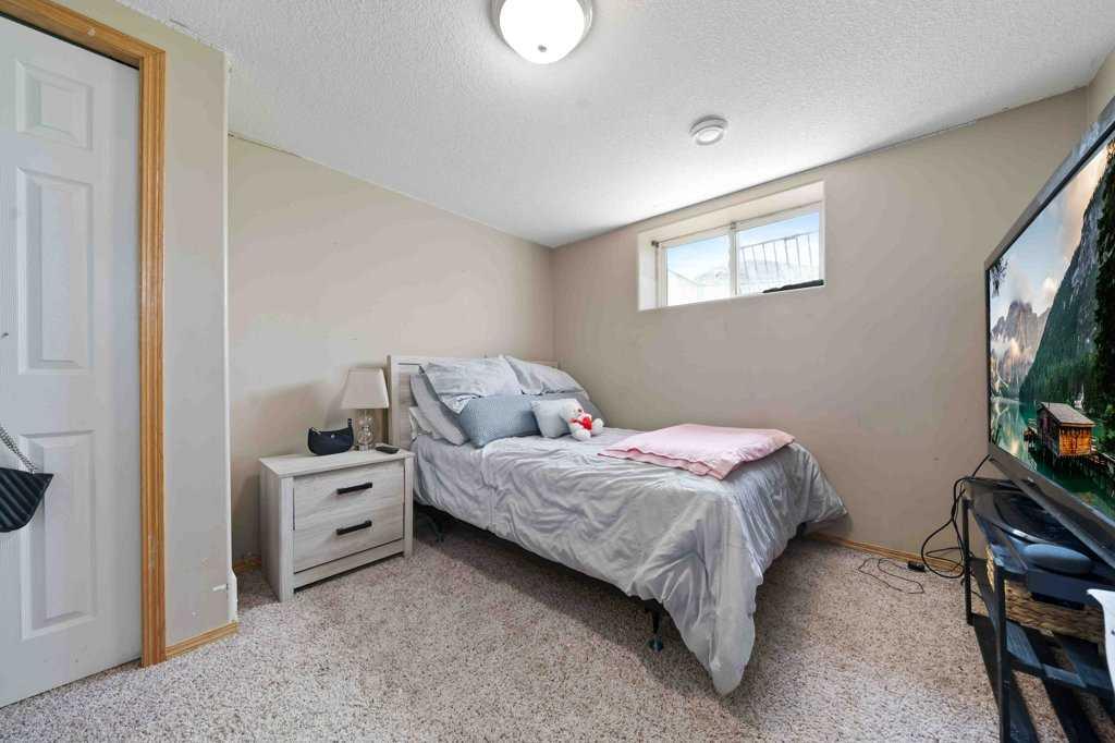 25 Stonegate Crescent SE