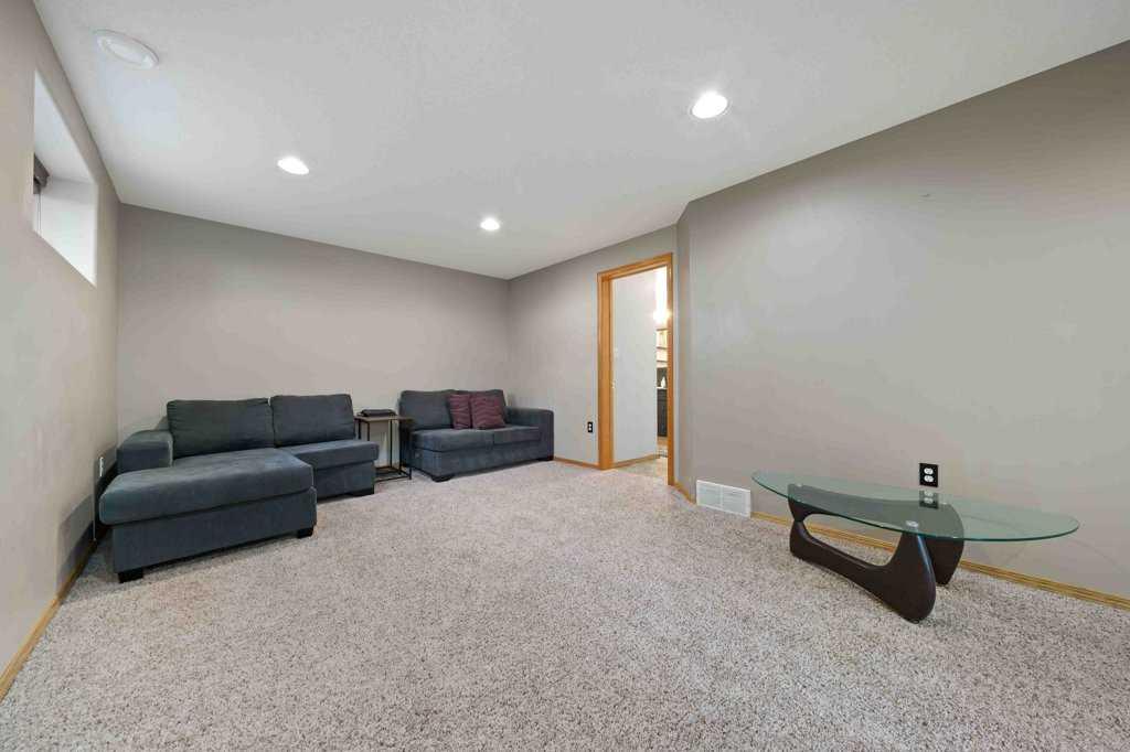 25 Stonegate Crescent SE