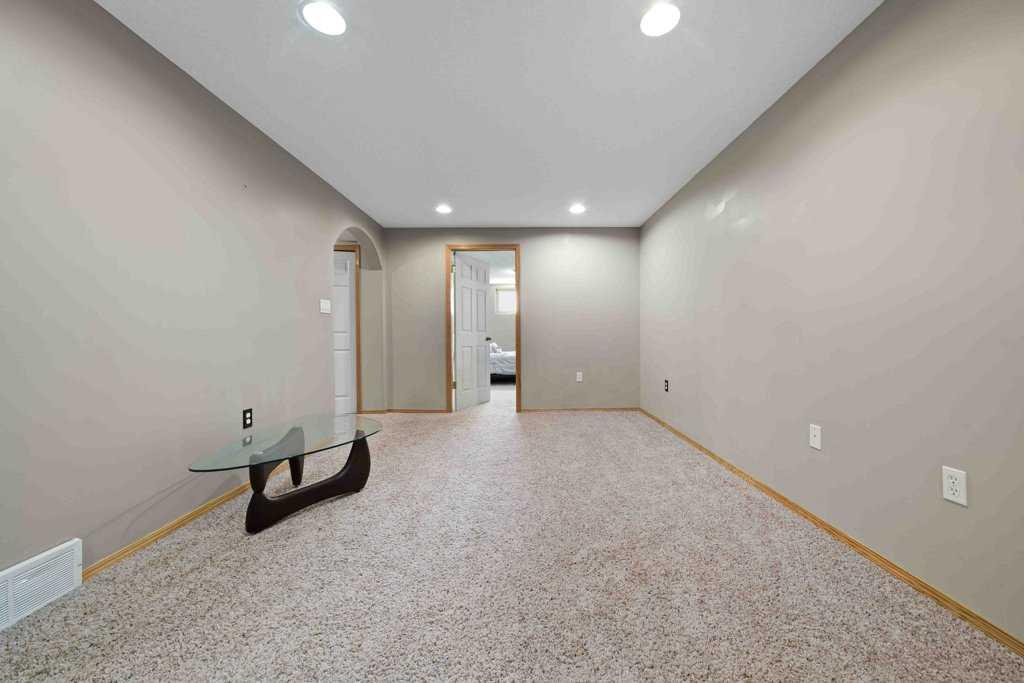 25 Stonegate Crescent SE
