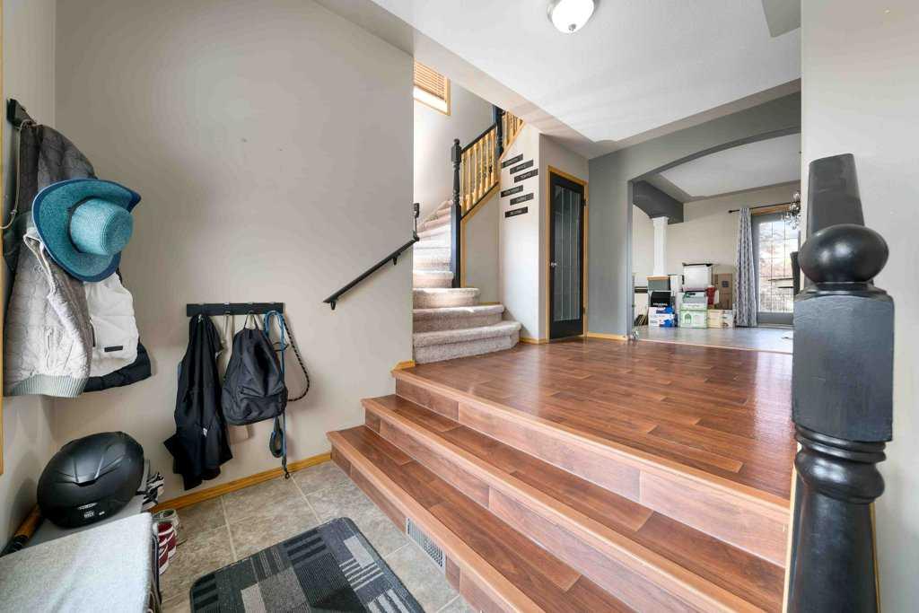 25 Stonegate Crescent SE