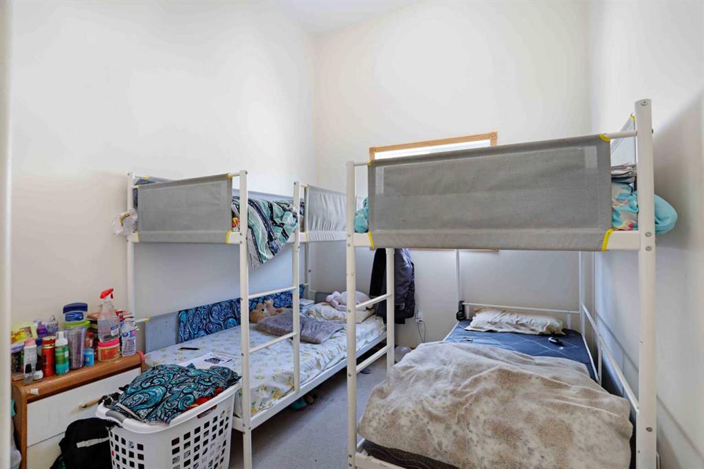 12 Upland Place W
