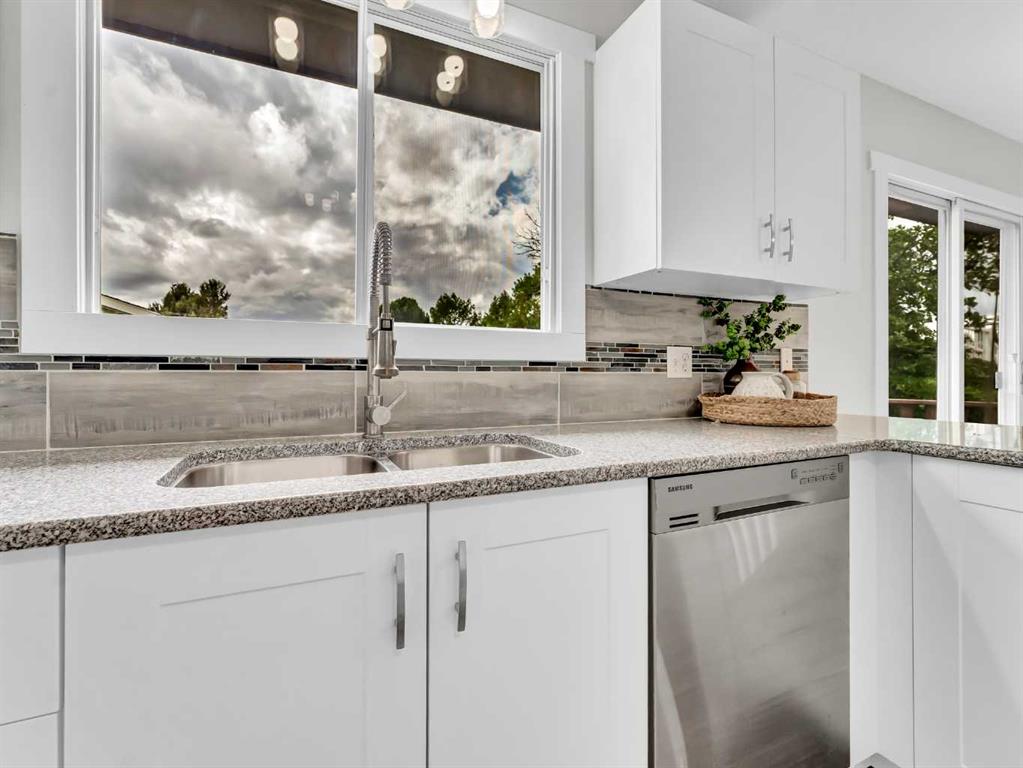 17 Castelani Crescent SE