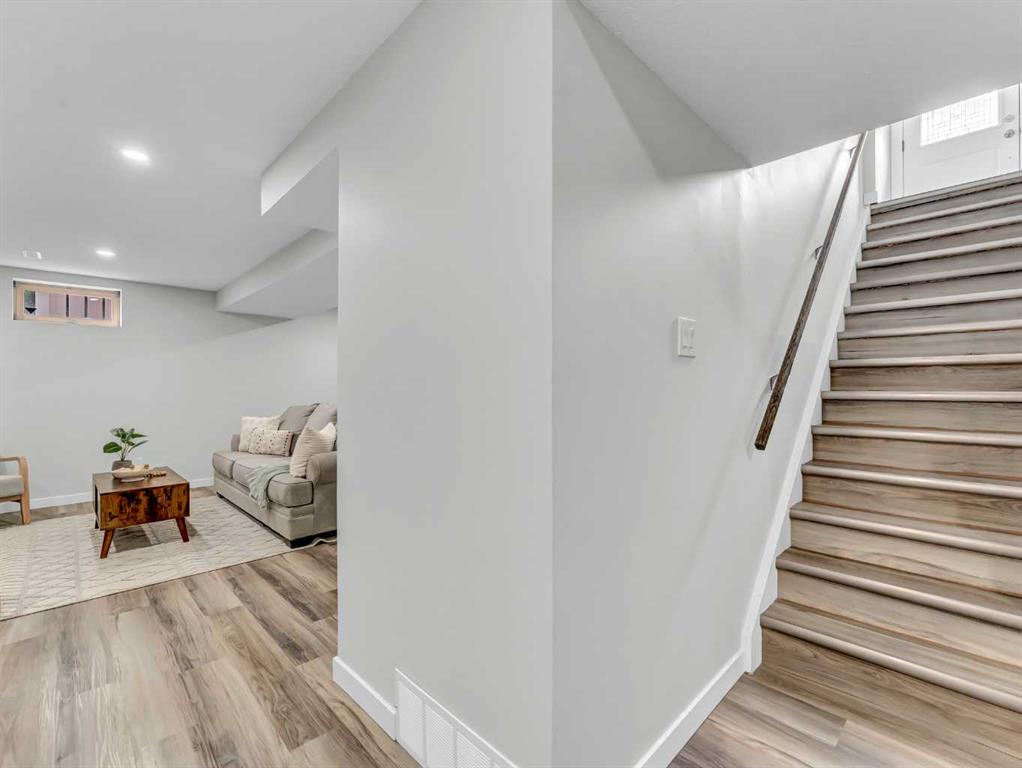 17 Castelani Crescent SE
