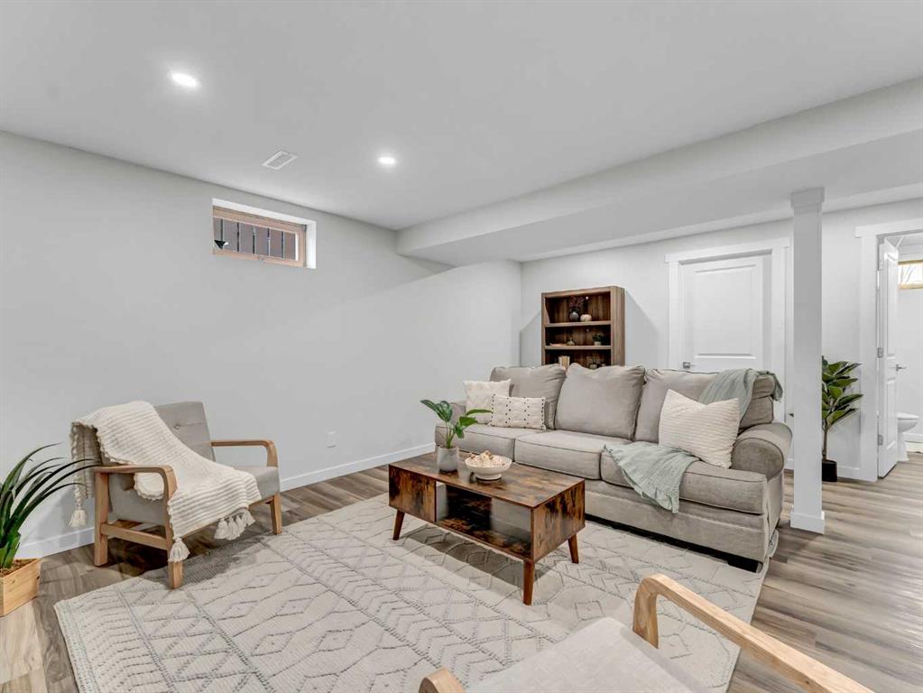 17 Castelani Crescent SE