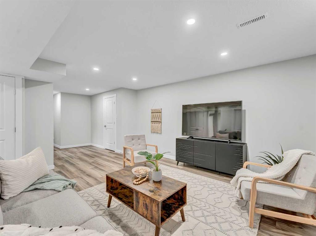 17 Castelani Crescent SE