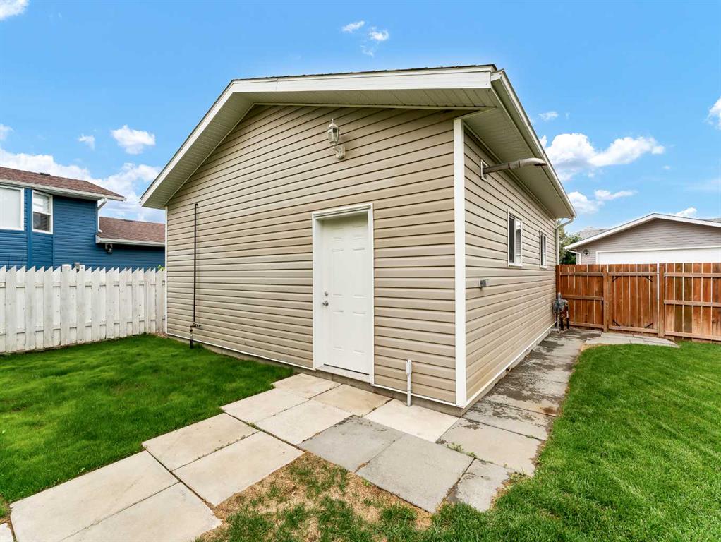 17 Castelani Crescent SE