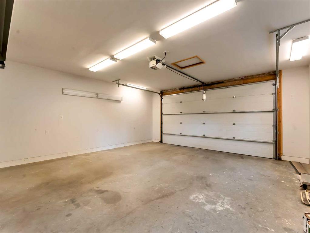 17 Castelani Crescent SE