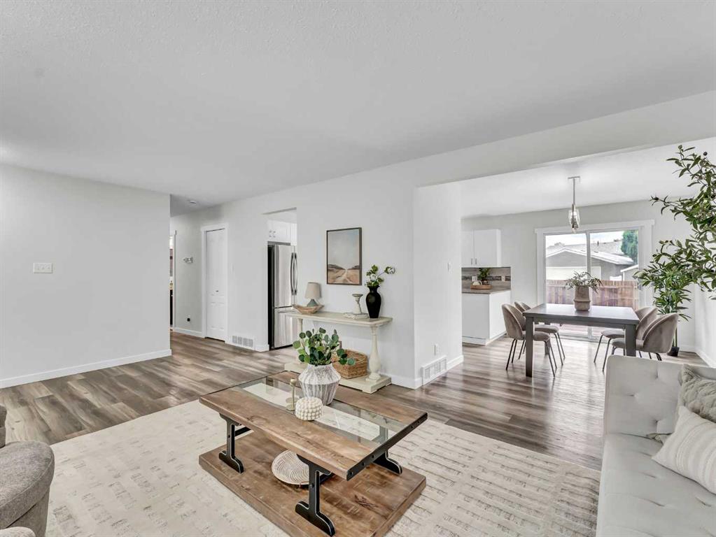 17 Castelani Crescent SE