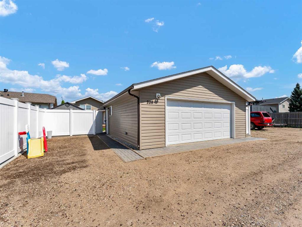209 Hunt Crescent NE