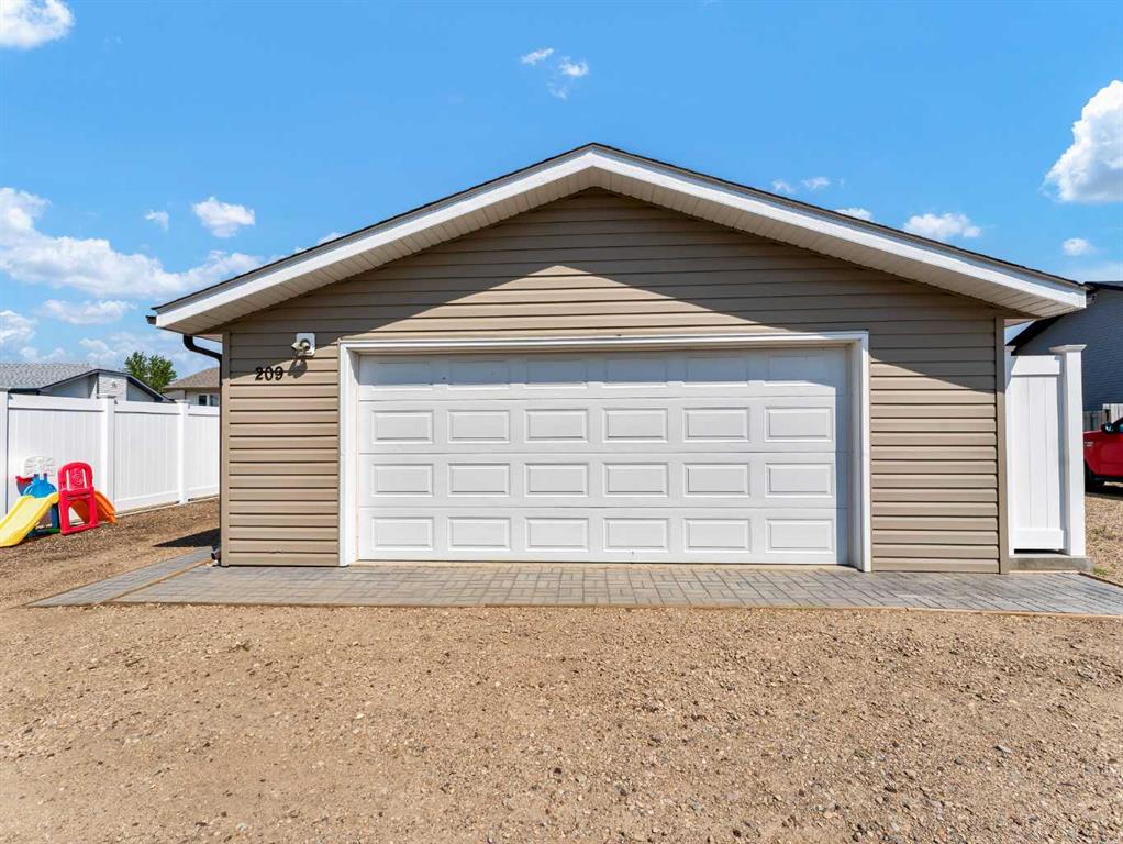 209 Hunt Crescent NE