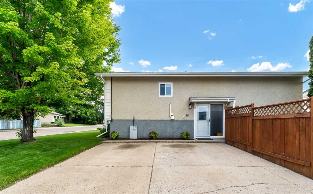 2402 McCaig Crescent SE