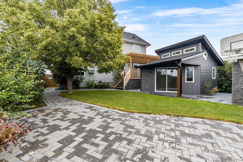974 Kipling Crescent SW