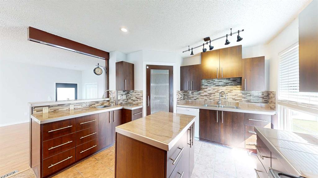 8 Begonia Court SE