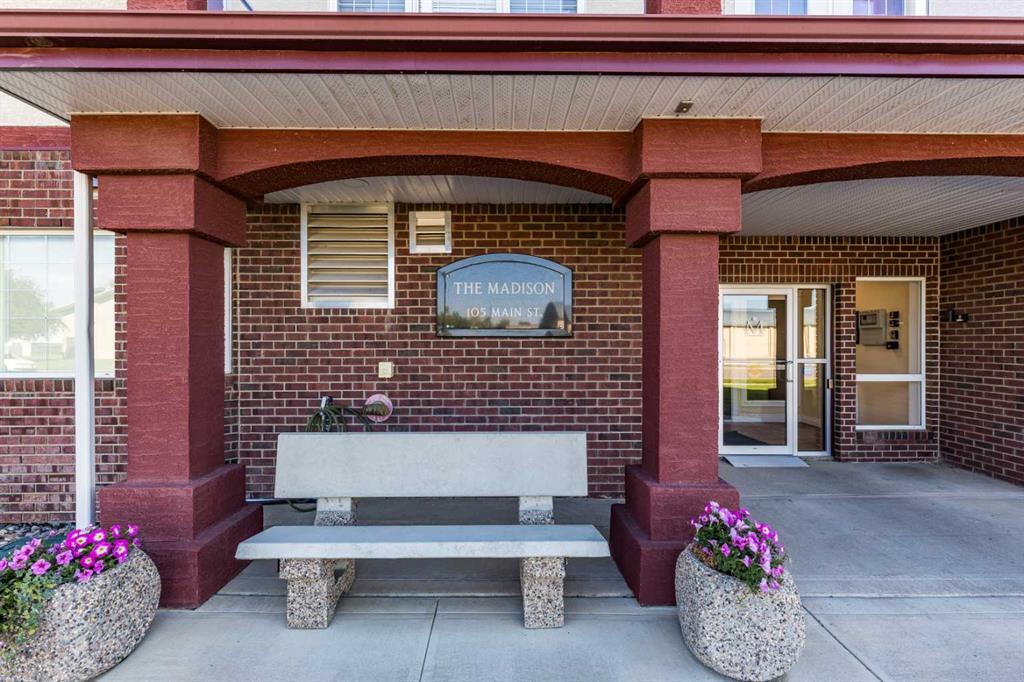 #209 105 Main Street S