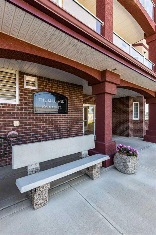 #209 105 Main Street S