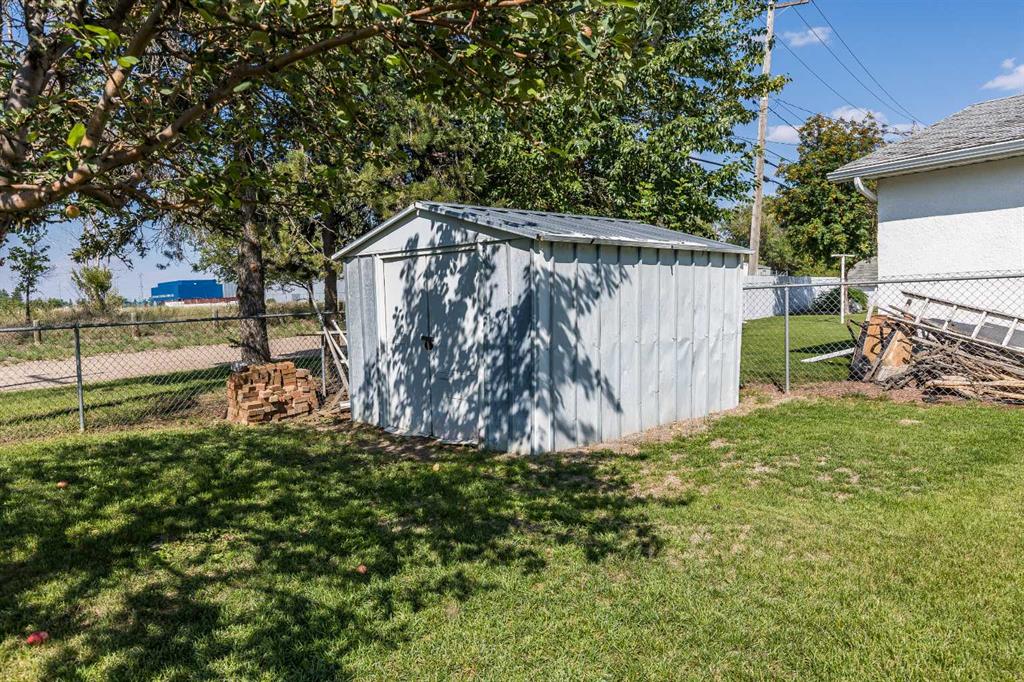 1316 Mckenzie Crescent NW