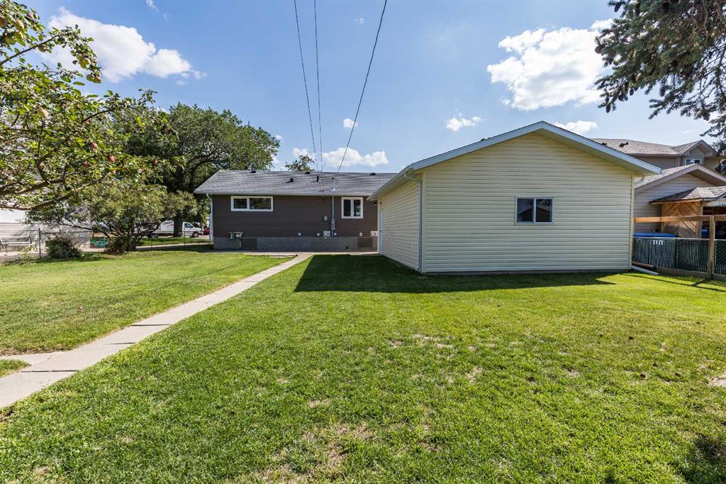 1316 Mckenzie Crescent NW