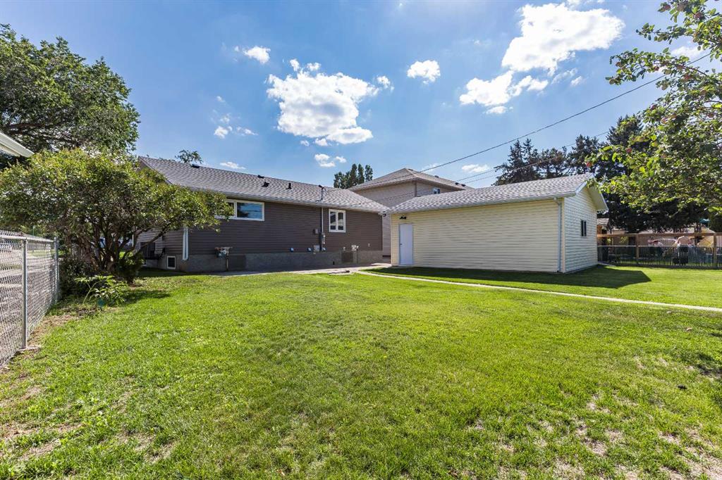 1316 Mckenzie Crescent NW