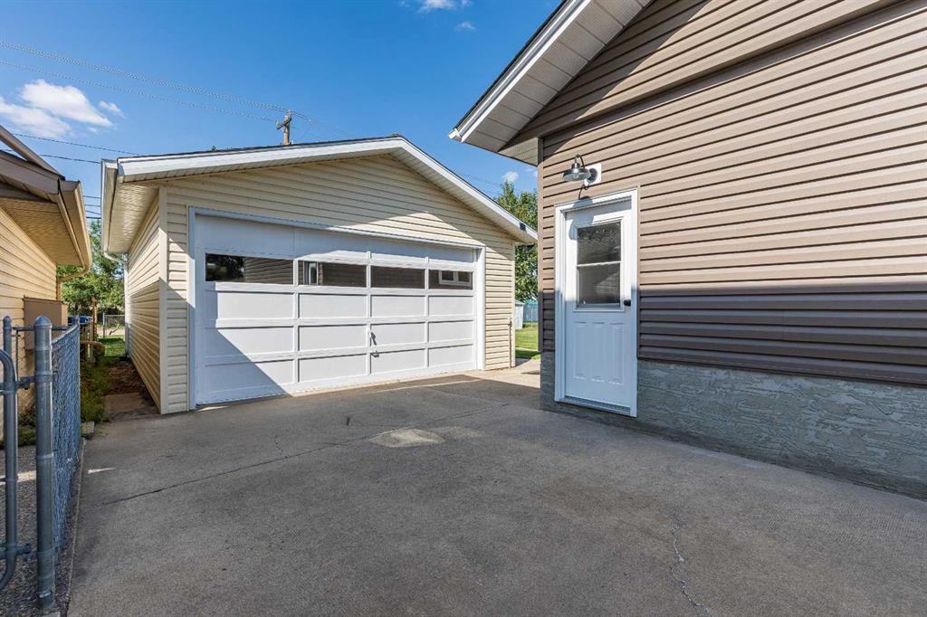 1316 Mckenzie Crescent NW