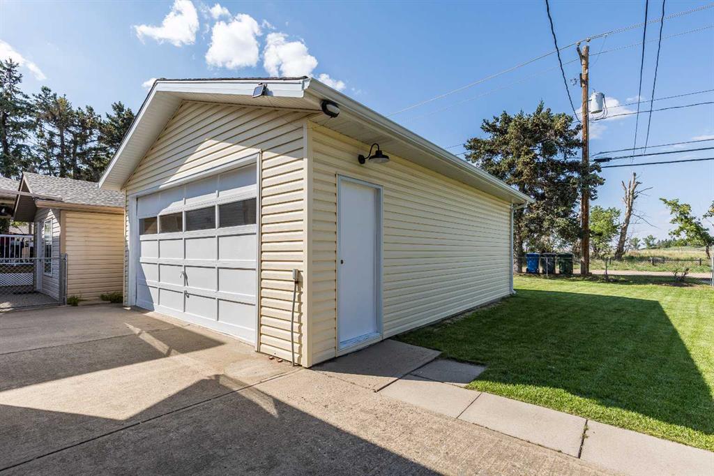 1316 Mckenzie Crescent NW