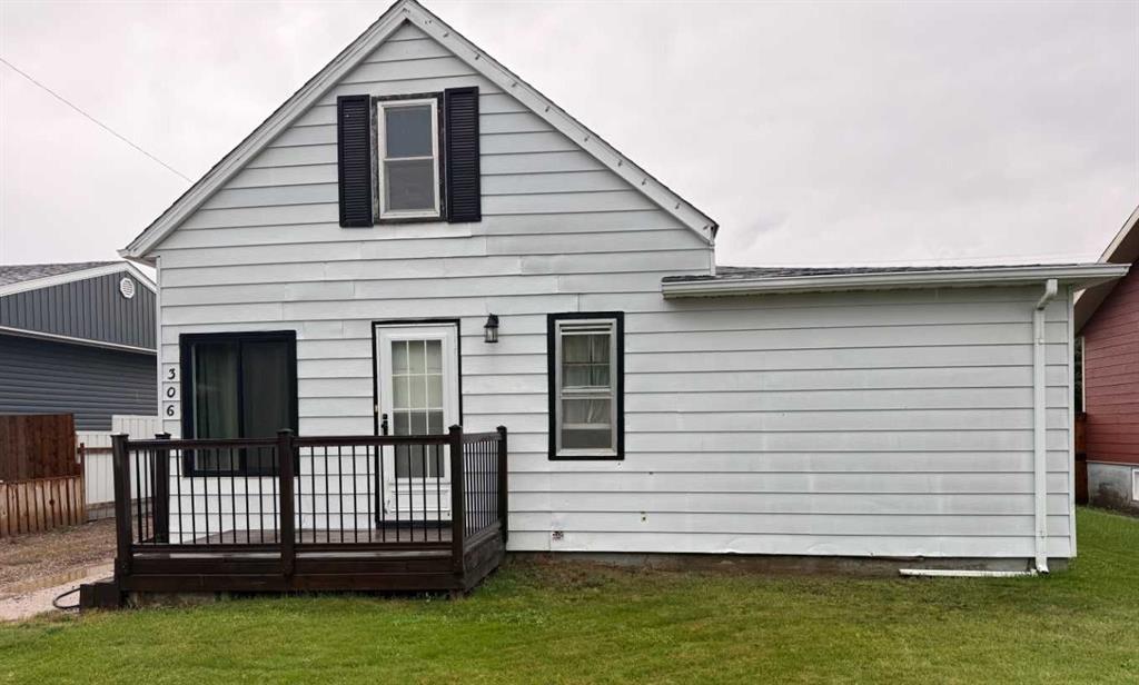 306 3 Street W