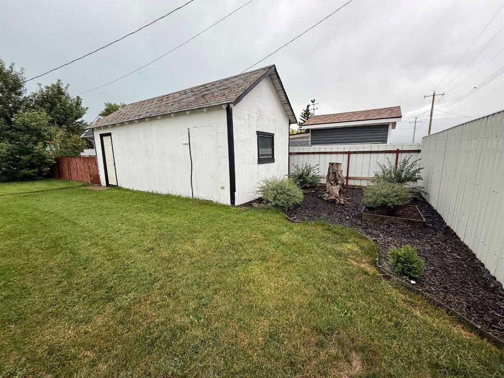 306 3 Street W