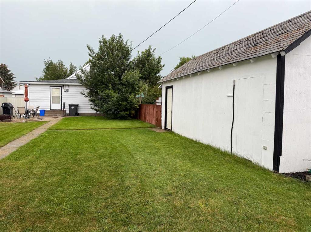 306 3 Street W