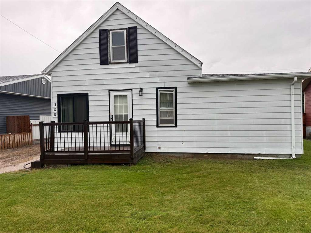 306 3 Street W
