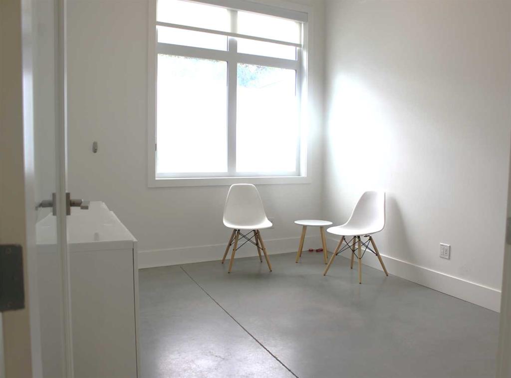#201 462 4 Street SE