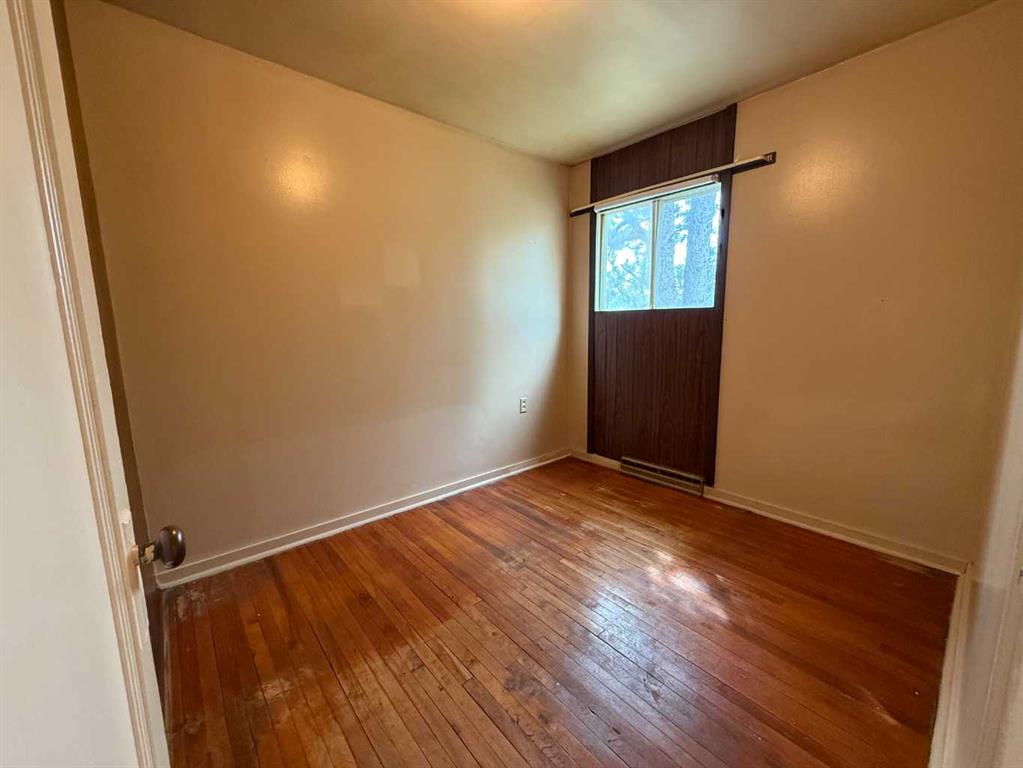 216 2 Street W