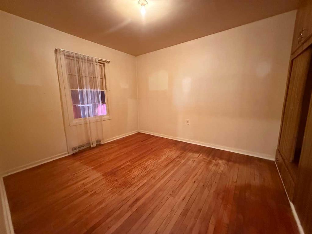 216 2 Street W
