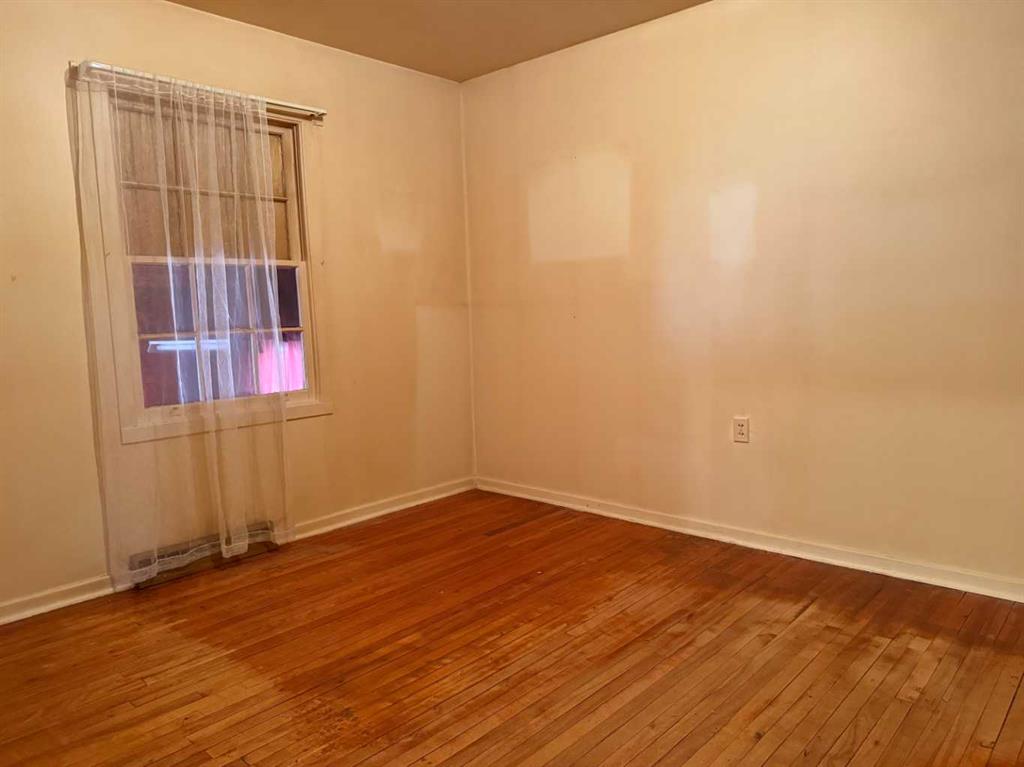 216 2 Street W