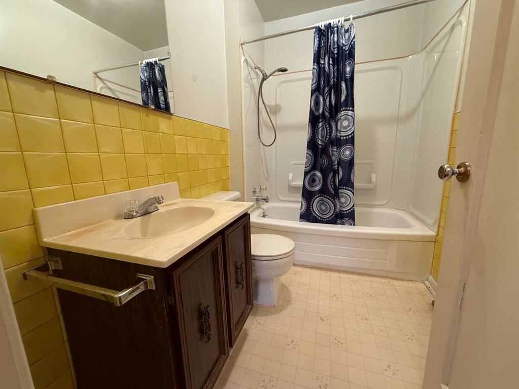 216 2 Street W