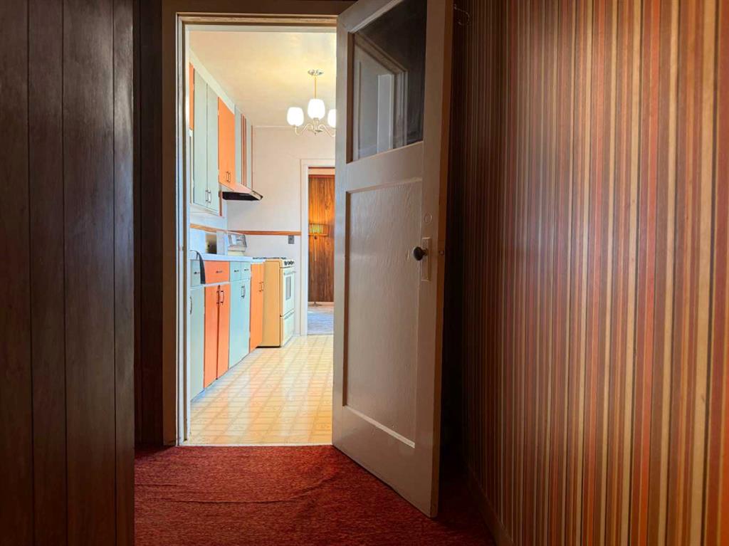216 2 Street W