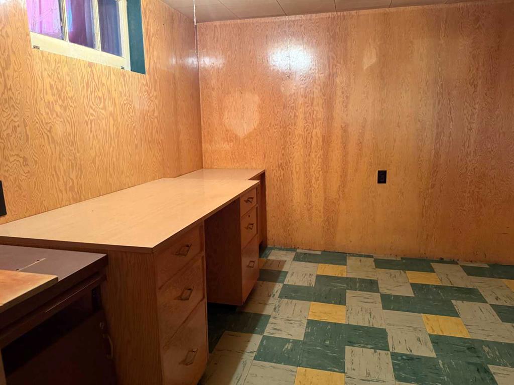 216 2 Street W