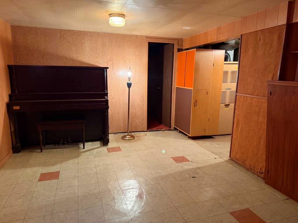 216 2 Street W