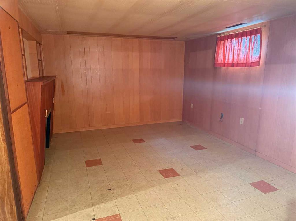 216 2 Street W