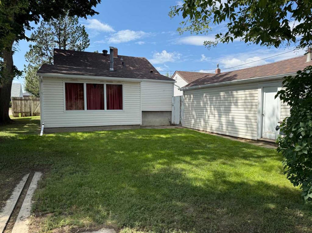 216 2 Street W