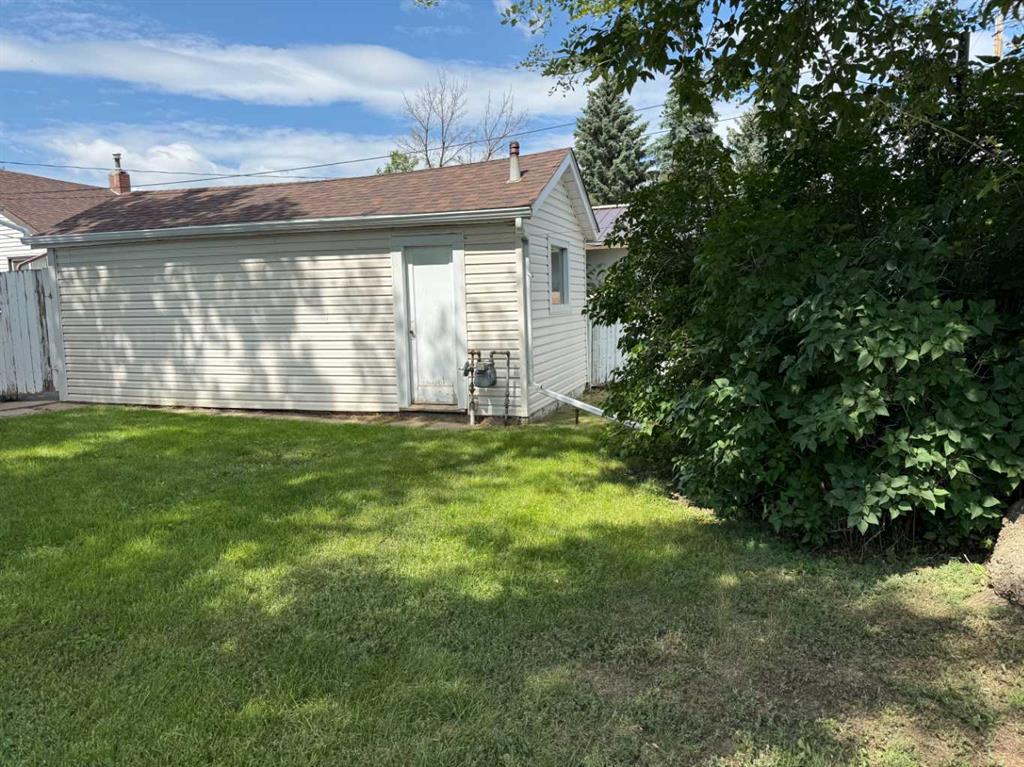 216 2 Street W