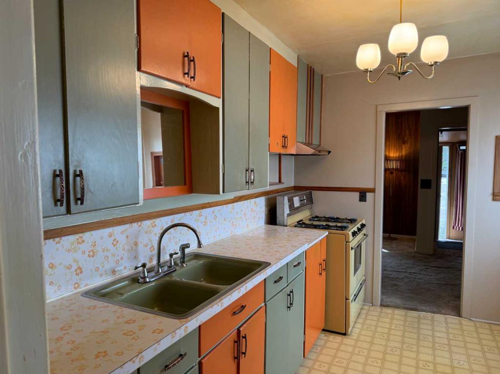 216 2 Street W