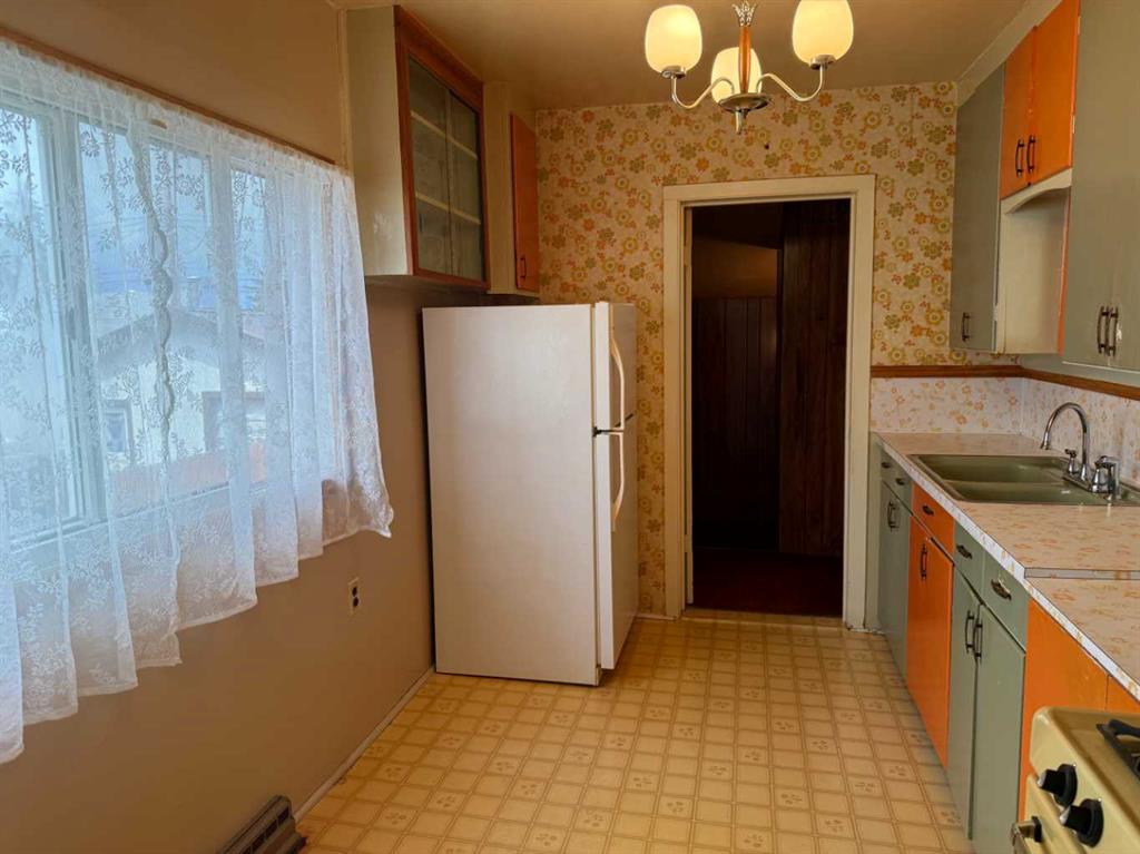216 2 Street W